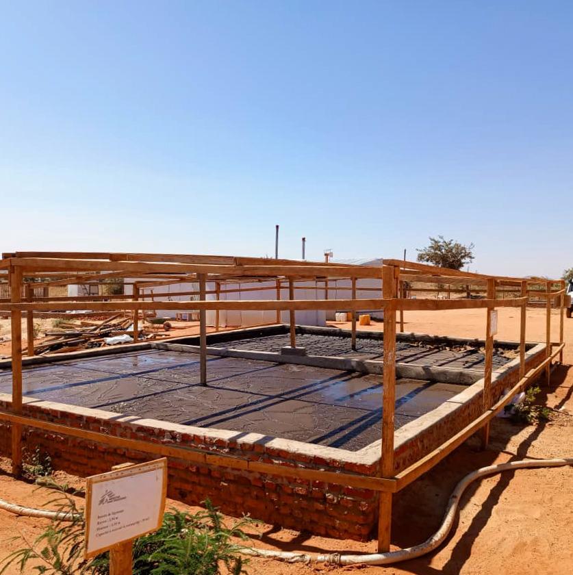 Vue de la « poop factory » du camp d'Aboutengue : Une solution durable pour la santé communautaire.