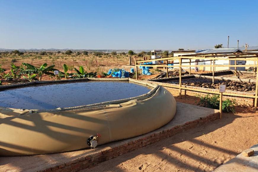 Vue de la « poop factory » du camp d'Aboutengue : Une solution durable pour la santé communautaire.