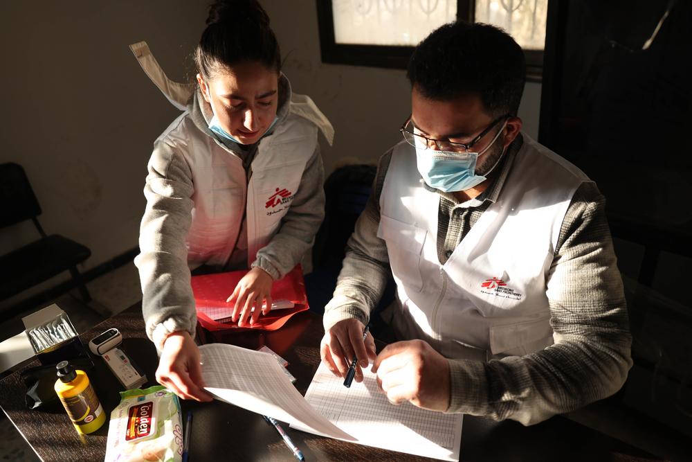 L'équipe médicale MSF prépare une feuille de saisie de données médicales afin de pouvoir assurer le suivi des patients à la clinique mobile MSF à Ghouta orientale, en Syrie.