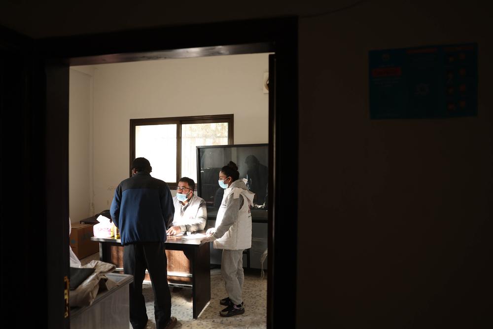 L'équipe MSF fournit une consultation médicale à un patient dans la clinique mobile MSF à Ghouta orientale, en Syrie.