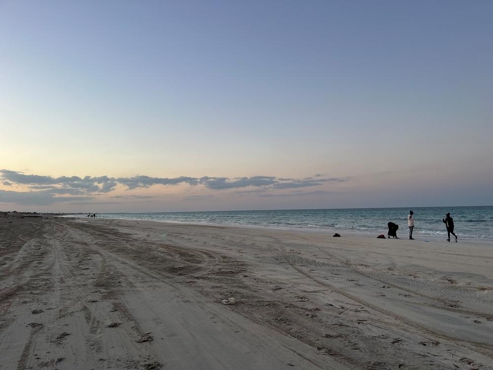 La plage de Zuwara, comme de nombreuses plages de la côte ouest de la Libye, est un lieu fréquent de départ de bateaux et d'interception de personnes cherchant à rejoindre l'Europe par la mer.