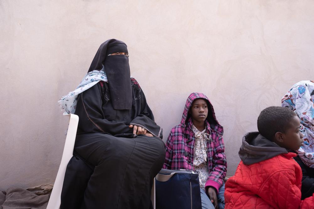 Un groupe de personnes attend dans l'un des centres de santé où MSF fournit des soins dans la ville de Zuwara, en Libye.