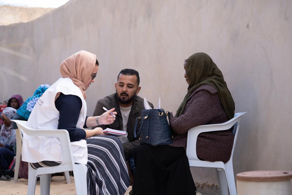 Carolina, responsable des activités de protection, discute avec un patient dans l'un des centres où travaille MSF dans la ville de Zuwara, en Libye.