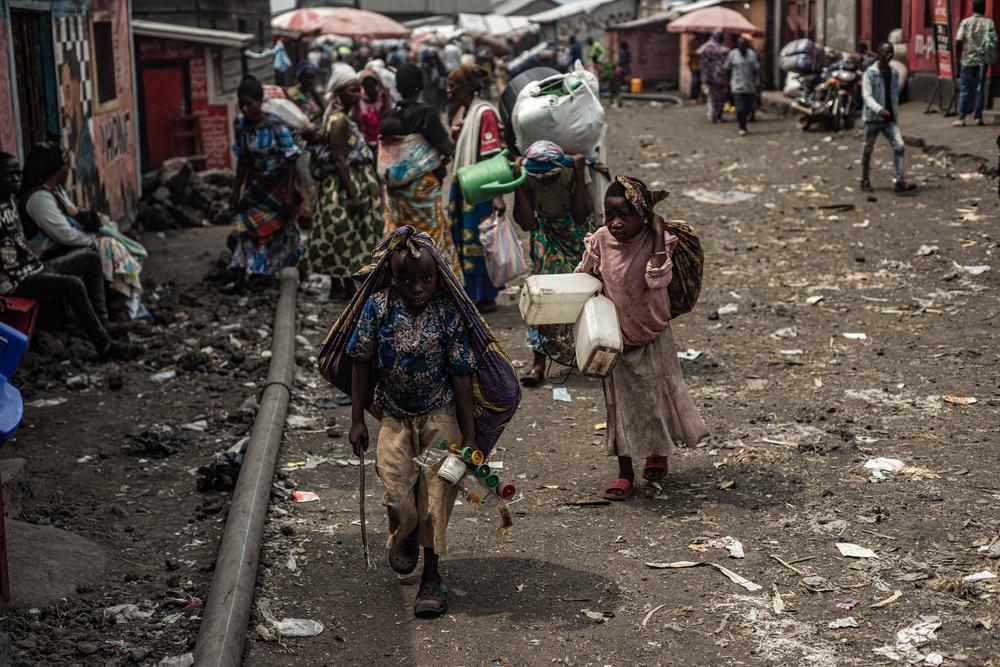 Des personnes déplacées à l'intérieur du pays quittent le camp de Kimachini, situé à côté de Goma.