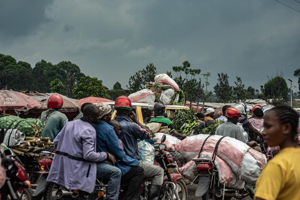 Des personnes déplacées à l'intérieur du pays quittent le camp de Kimachini, situé à côté de Goma.