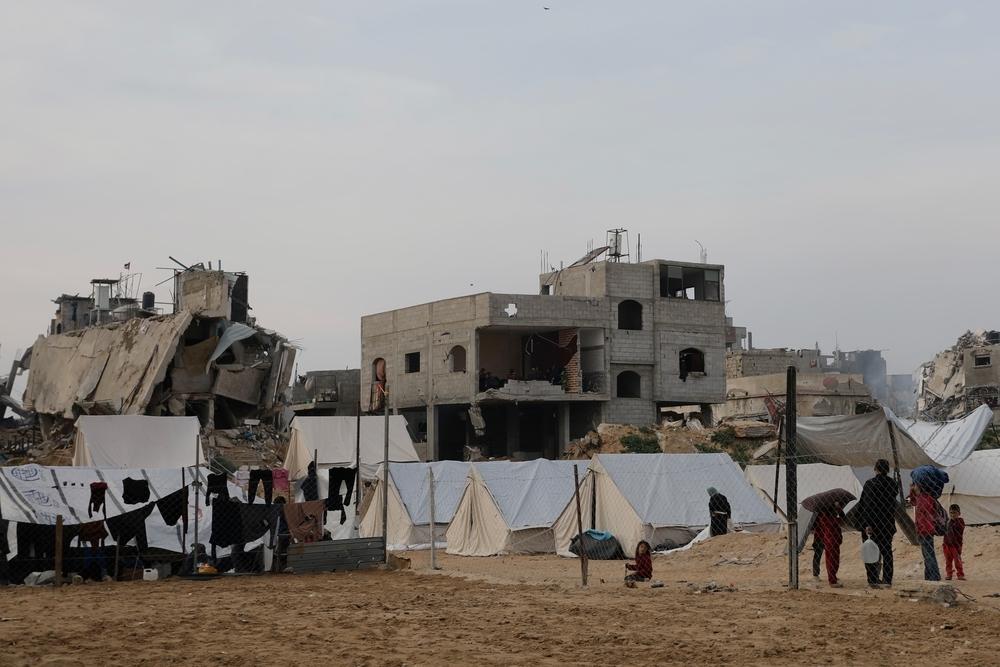 Des tentes ont été installées près de bâtiments endommagés à Jabalia, au nord de la ville de Gaza.