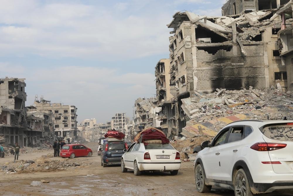 Les gens retournent vers le nord au milieu des rues et des bâtiments détruits dans la ville de Gaza.