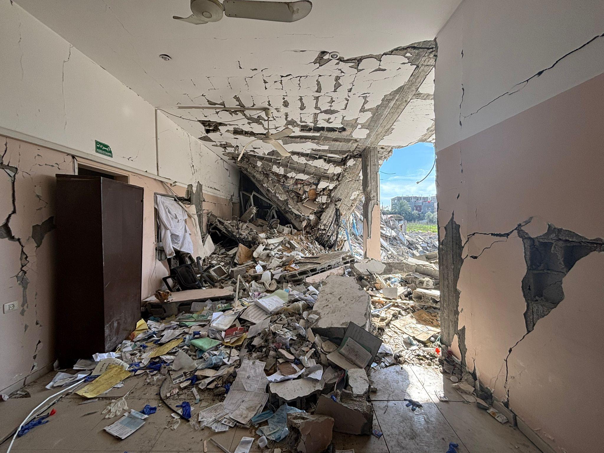 Couloir dynamité pendant la guerre dans un hôpital indonésien.