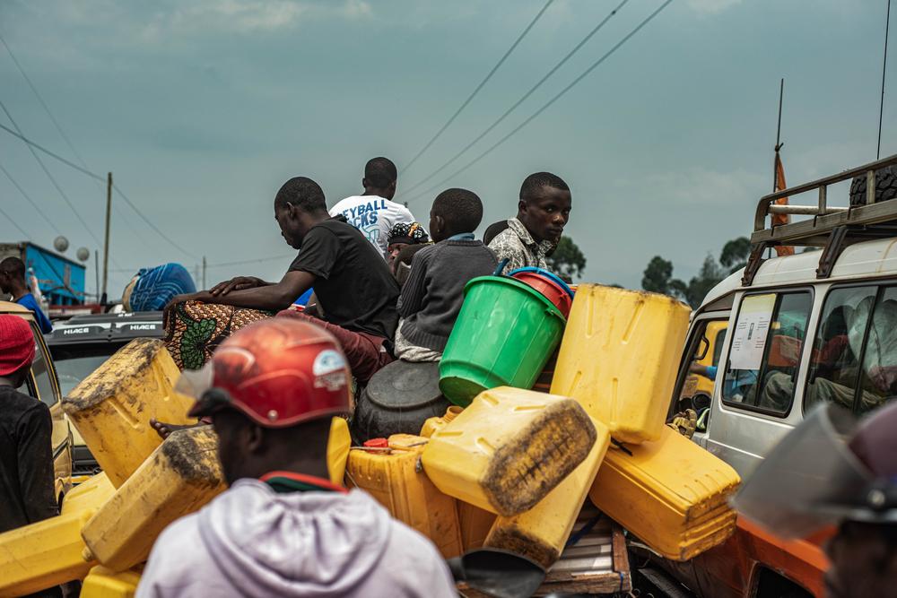 Des personnes déplacées à l'intérieur du pays quittent le camp de Kimachini, situé à côté de Goma.