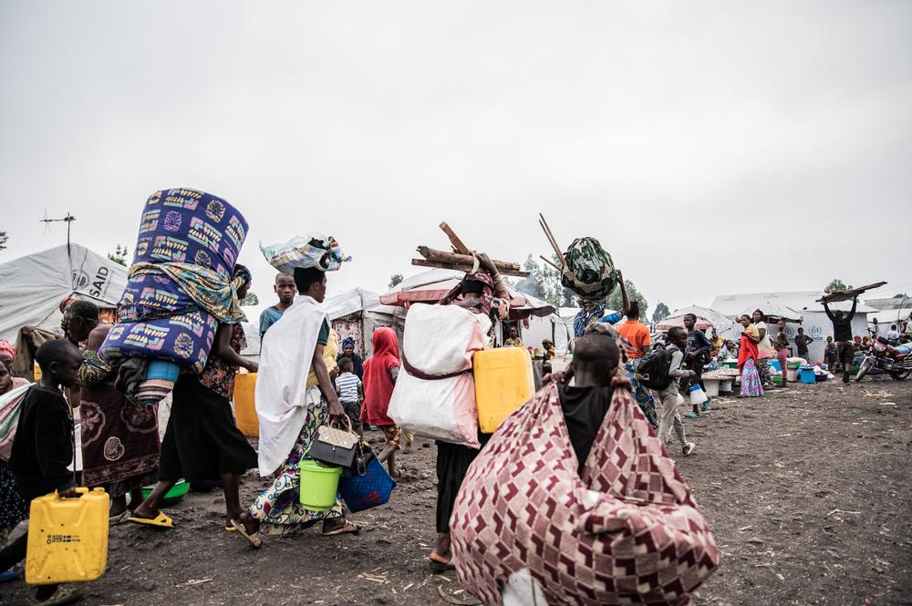 Des familles quittent les camps de Lushagala et Bulengo, portant leurs colis sur le dos et sur la tête. Certains déplacés prennent la route à pied, se disant que ce n'est pas loin et que c'est mieux que de mourir ici, dans le camp.