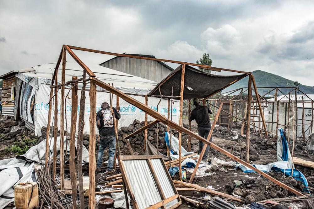 De nombreux déplacés internes du camp de Bulengo, situé à côté de Goma, quittent le camp, tandis que d'autres restent, parfois trop effrayés pour prendre la route.