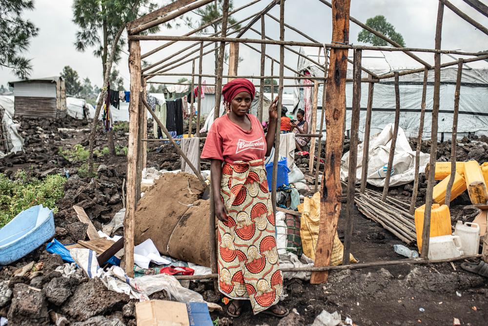 De nombreux déplacés internes du camp de Bulengo, situé à côté de Goma, quittent le camp, tandis que d'autres restent, parfois trop effrayés pour prendre la route.