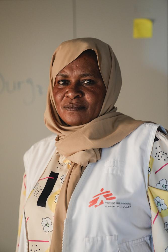 Portrait de Majda Rizq, pharmacienne et travailleuse humanitaire soudanaise, qui travaille avec MSF depuis plus de 30 ans. Forcée de fuir Khartoum en 2023, elle et son mari, Mohamed Koko, également responsable logistique de MSF, ont continué leur travail à El Gedaref malgré la guerre et les pertes humaines.