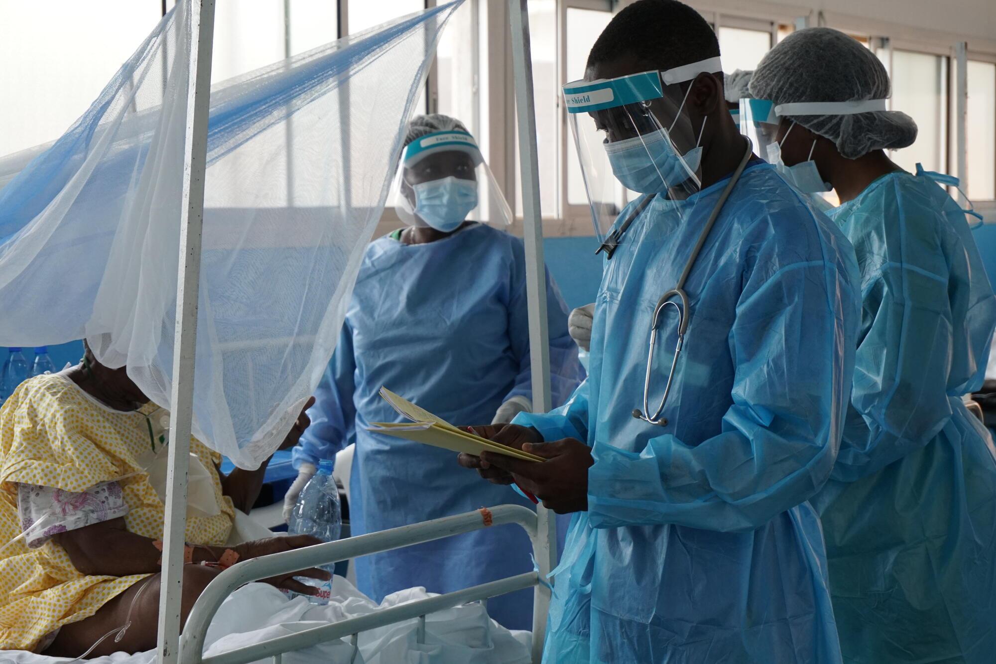 À Yaoundé, les équipes de MSF ont pris en charge les patients infectés à l'hôpital de Djoungolo, où Epicentre a également mené des activités de recherche opérationnelle sur l'efficacité des tests de dépistage, en partenariat avec le centre national des opérations d'urgence. Cameroun, 2021 © Vanessa Fodjo/MSF