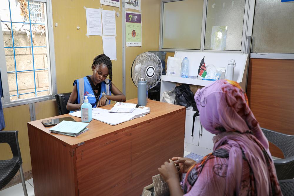 Un pair éducateur accueille une femme pour une pré-consultation afin de compléter son dossier et de l'orienter vers le service médical approprié. Mombasa, Juin, 2024 © Laurence Hoenig/MSF