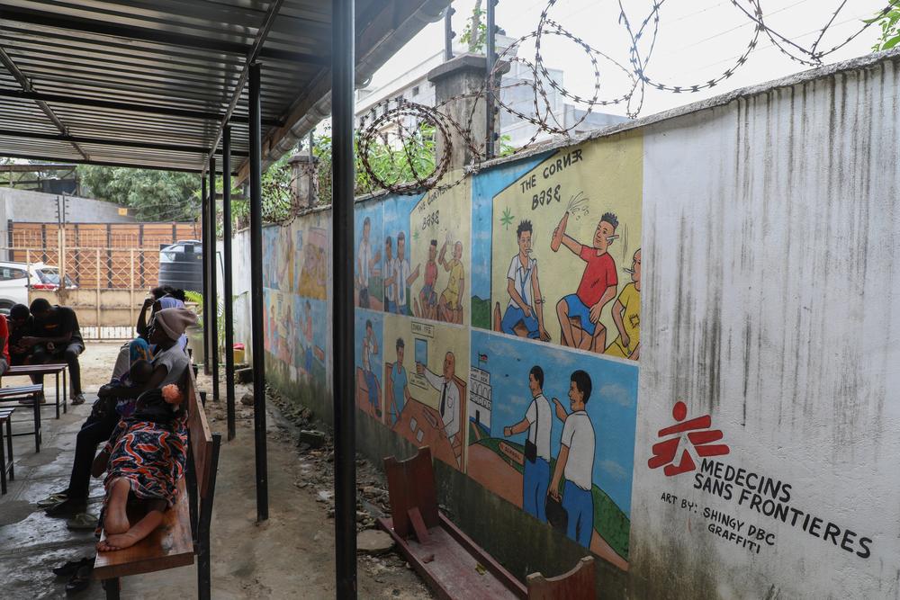 Vue du mur, à l'extérieur du dispensaire de Junda Mombasa, Novembre, 2024 © Laurence Hoenig/MSF