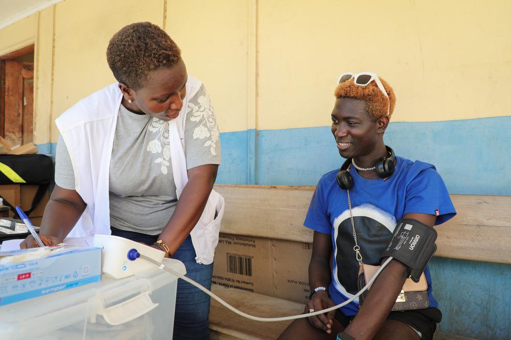 Un membre du personnel de MSF vérifie la tension artérielle et le poids de Powel afin de surveiller régulièrement les signes vitaux des personnes qui visitent le centre. Mombasa, novembre, 2024  © Laurence Hoenig/MSF