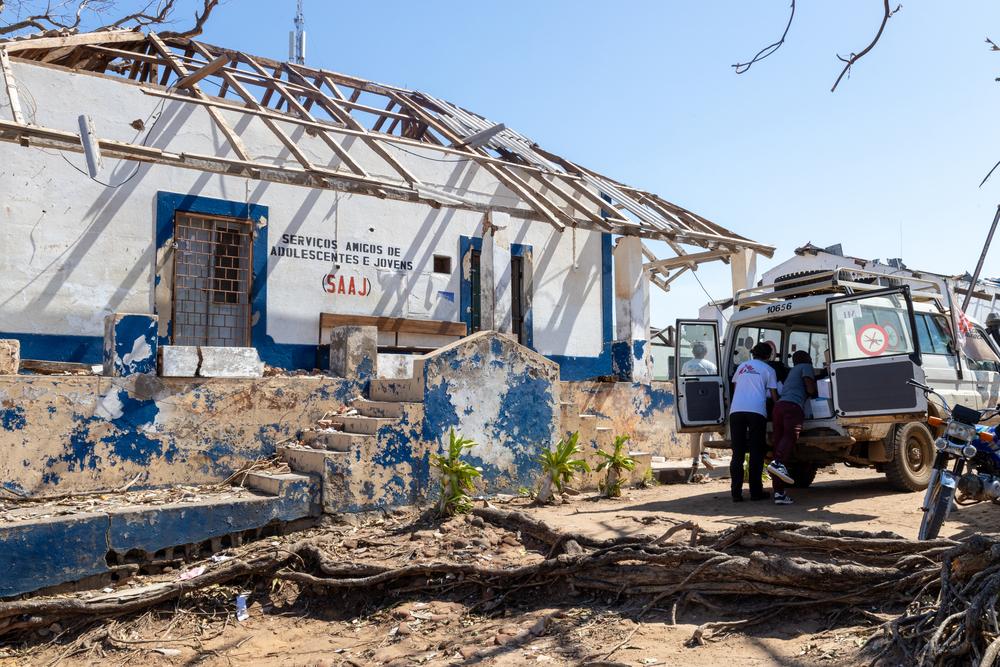 Les équipes de MSF ont fait don de kits d'urgence et de médicaments, y compris des articles pour soigner les blessures et des antibiotiques, au ministère de la Santé du Mozambique dans la province de Cabo Delgado, suite à l'impact dévastateur du cyclone Chido. © Marília Gurgel/ MSF