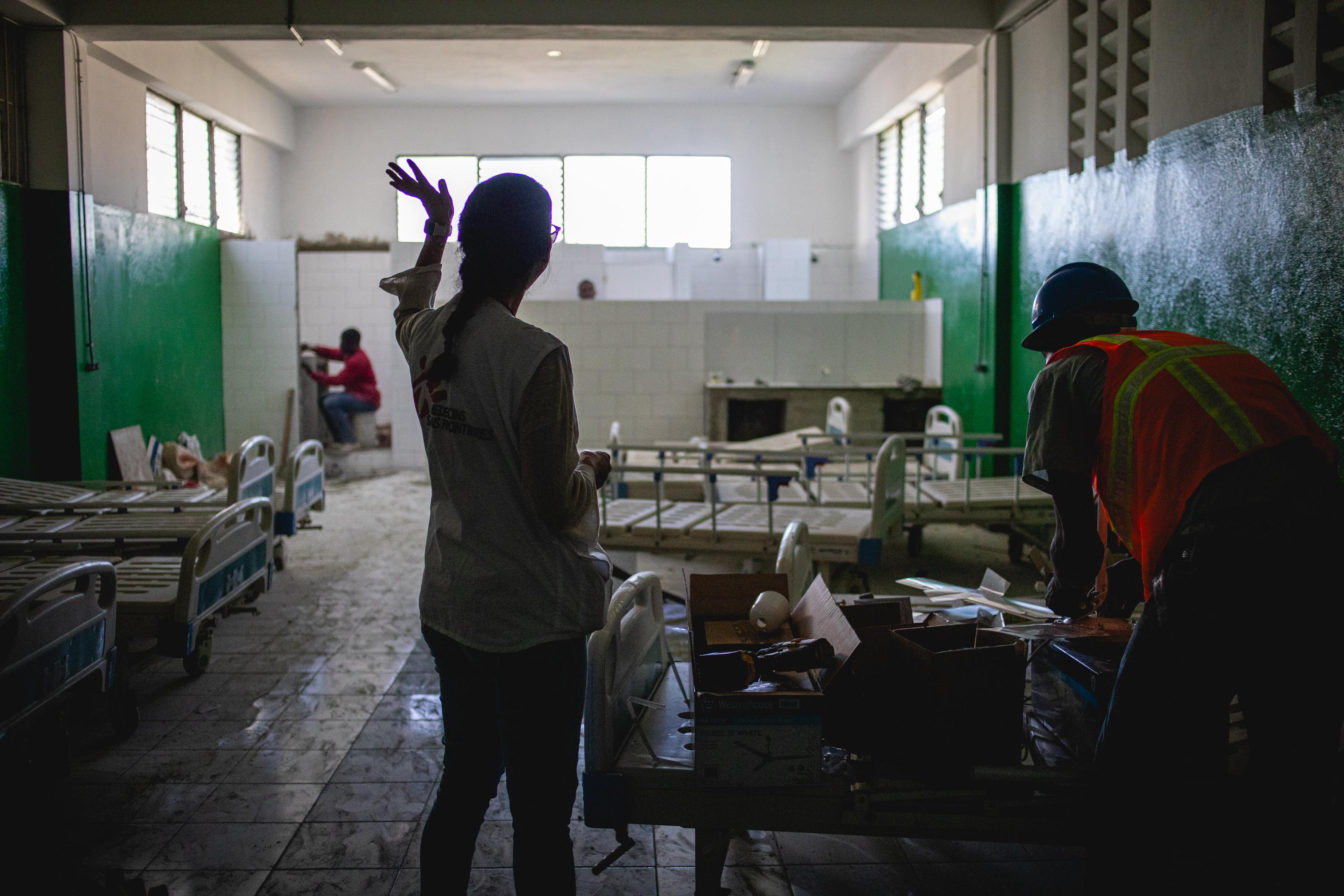 La réouverture de l'hôpital Isaïe Jeanty à Chancerelles marque une avancée significative pour la santé publique en Haïti. La réhabilitation de l'hôpital vise à fournir des soins obstétriques de qualité, à réduire la mortalité maternelle et néonatale et à rétablir l'accès aux services de santé essentiels pour les communautés vulnérables de Port-au-Prince. © Quentin Bruno/MSF