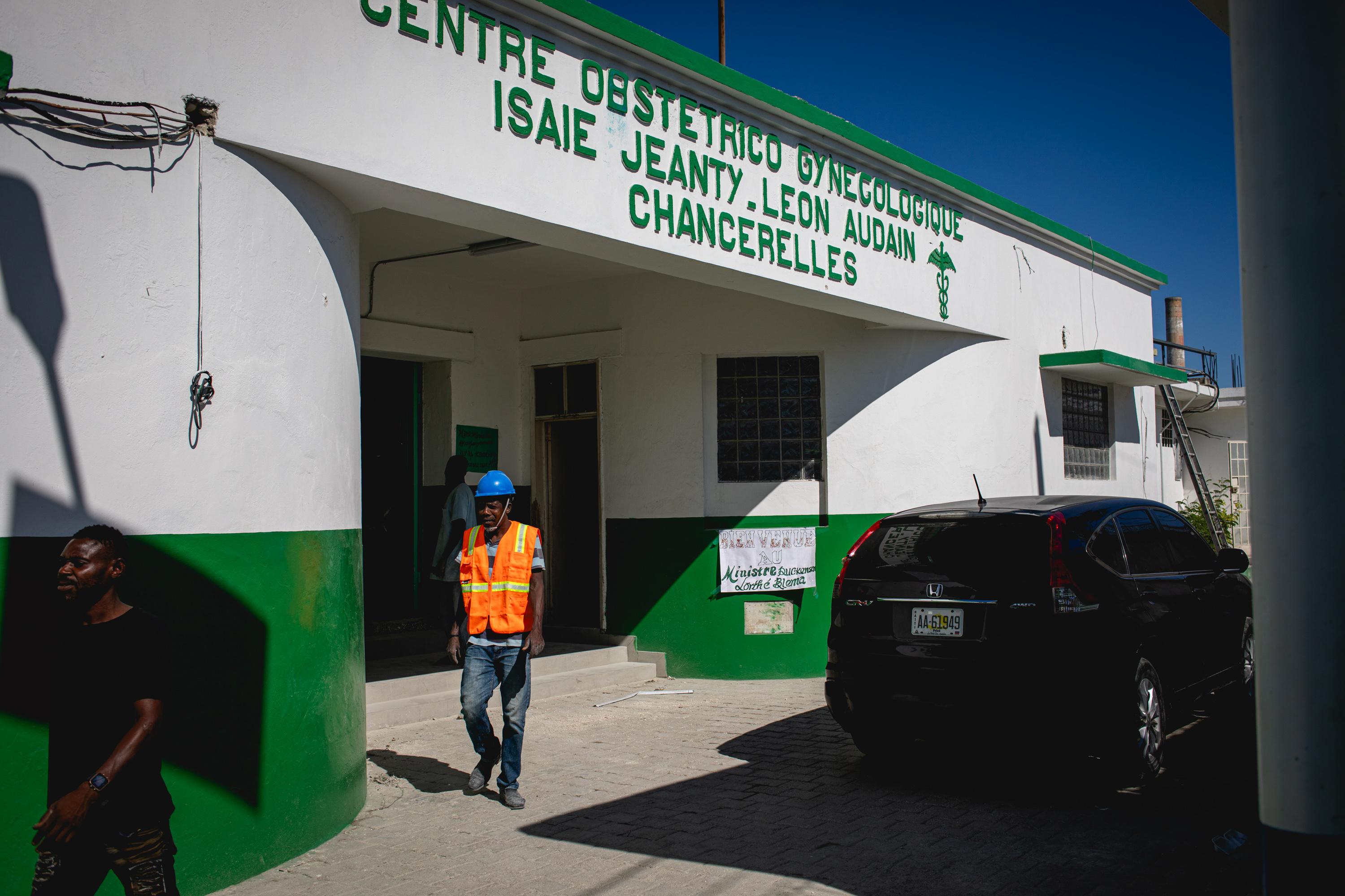 La réouverture de l'hôpital Isaïe Jeanty à Chancerelles marque une avancée significative pour la santé publique en Haïti. La réhabilitation de l'hôpital vise à fournir des soins obstétriques de qualité, à réduire la mortalité maternelle et néonatale et à rétablir l'accès aux services de santé essentiels pour les communautés vulnérables de Port-au-Prince. © Quentin Bruno/MSF