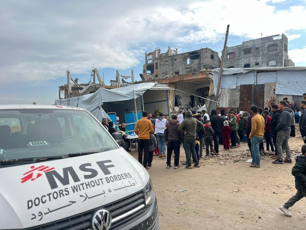 Depuis le 1er février, les équipes MSF soutiennent la population du nord de Gaza avec des cliniques mobiles pour fournir des soins médicaux. Les services comprennent des consultations générales, le traitement des maladies non transmissibles, des consultations de santé sexuelle et reproductive, des pansements, des activités de promotion de la santé et de nutrition.