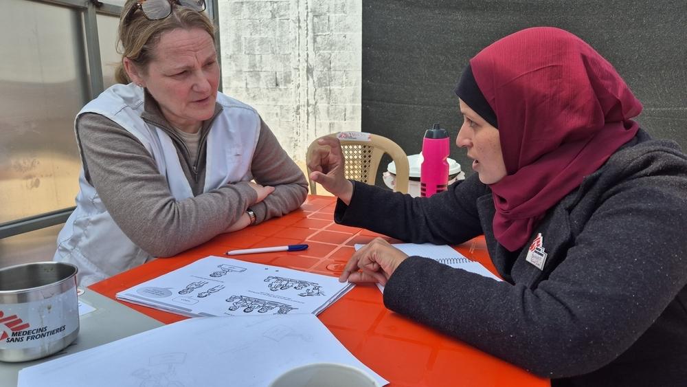 Katrin Glatz Brubakk, responsable des activités de santé mentale, et Samar Ismail Abu Mezyed, psychologue, préparent un atelier pour les soignants. Deir al-Balah, Gaza; Février 2025 © MSF