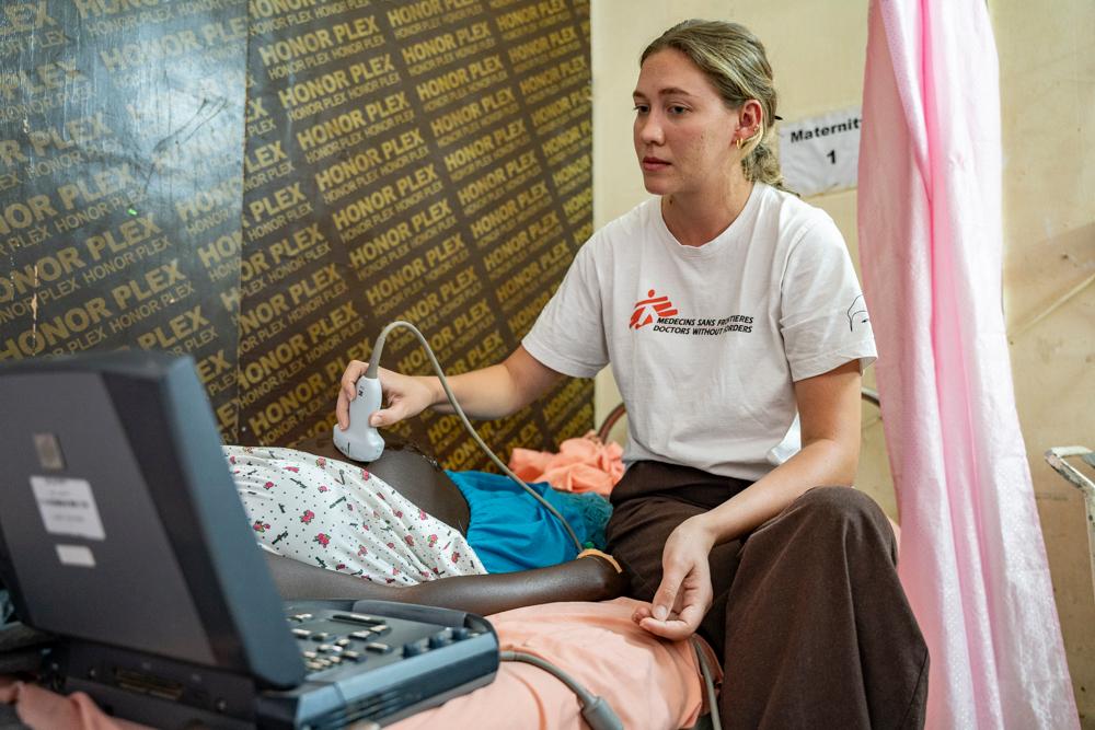 Isabella Mayes, sage-femme australienne et responsable des activités de sage-femme à Old Fangak [jusqu'en avril 2025], effectue une échographie sur une femme présentant des complications avant l'accouchement.