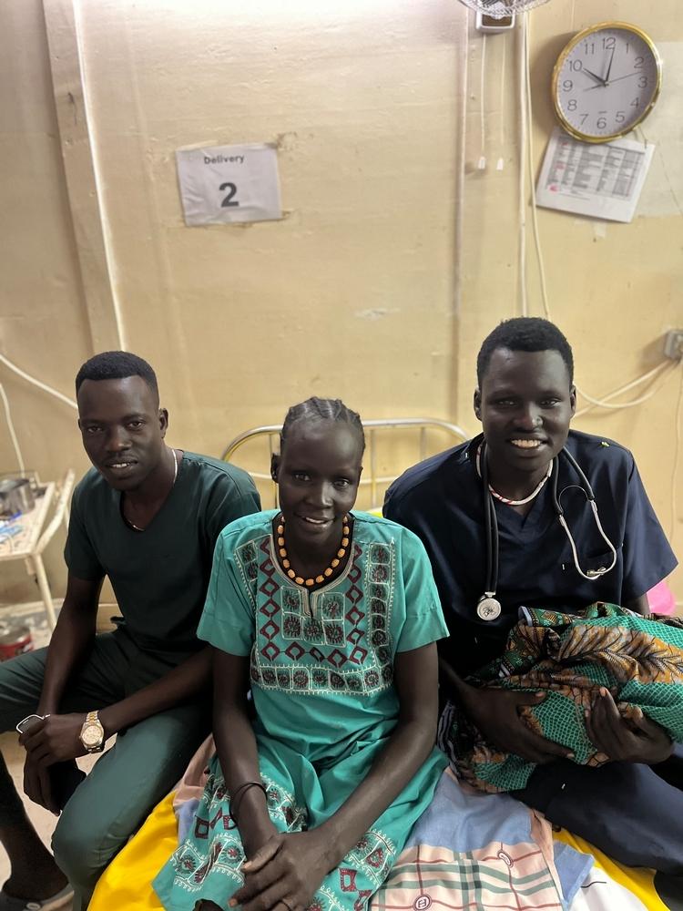 Nyakuola Nguot Gang et le personnel de sages-femmes de MSF 