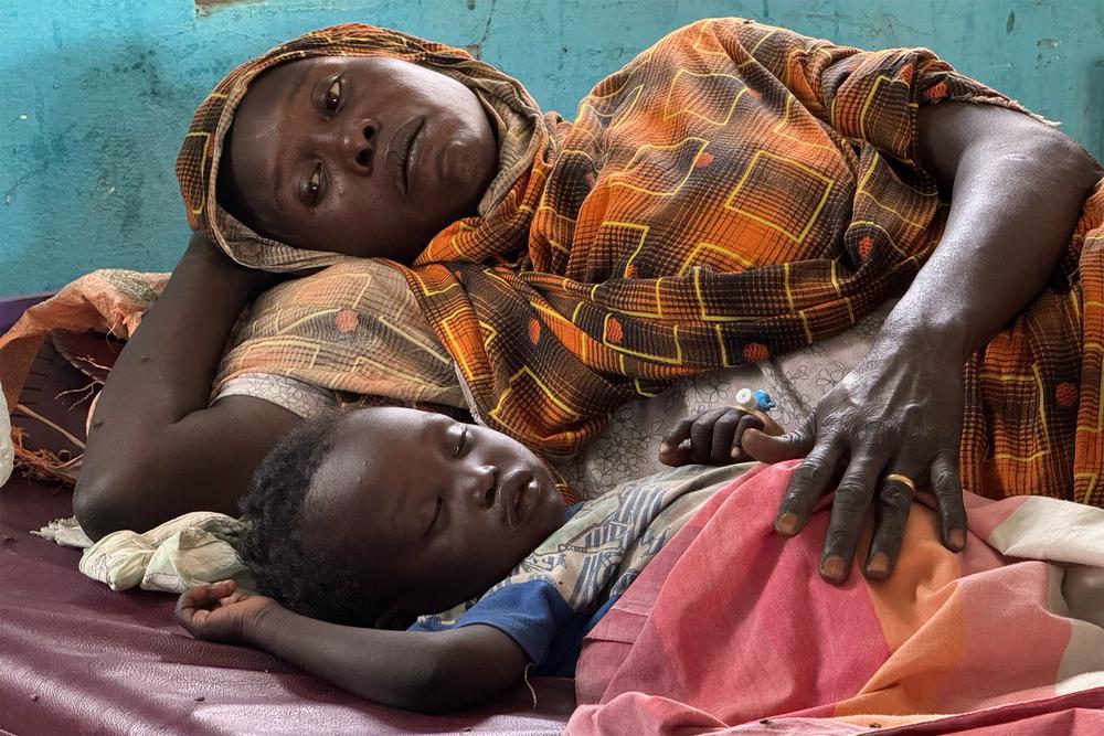 Soudan, Nil Blanc, Kosti, épidémie de choléra, femme et son enfant malade dans la section dédiée à la pédiatrie et à la maternité, au centre de traitement du choléra de Kosti.