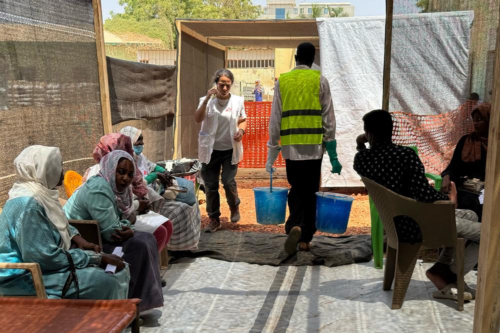 Soudan, Nil Blanc, Kosti, épidémie de choléra, équipe de santé environnementale MSF travaillant dans la section de triage, au centre de traitement du choléra de Kosti.