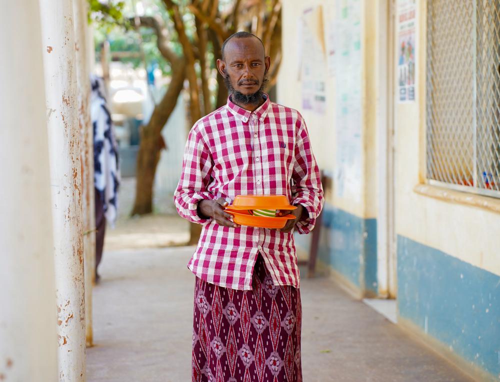 Kalimow Mohamed Nur, père dont les enfants sont actuellement soignés pour malnutrition aiguë sévère à l'hôpital régional de Bay à Baidoa, en Somalie. © Mohamed Ali Adan/MSF