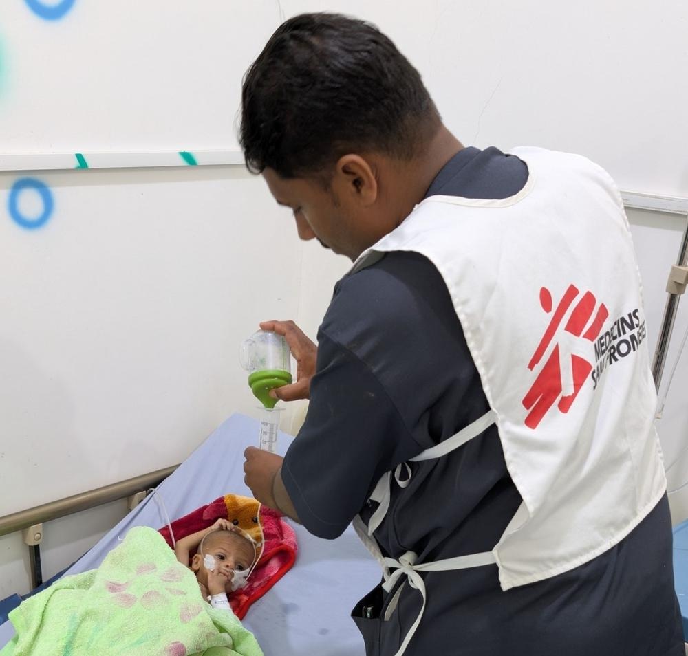 Un infirmièr de MSF soigne un patient dans l'établissement soutenu par MSF à l'hôpital Ad-Dahi d'Al Hudaydah. Yémen, février 2025.