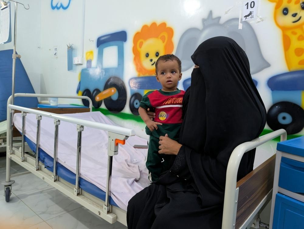 Une mère et son enfant au centre de soins intensifs thérapeutiques (ITFC) soutenu par MSF à l'hôpital Ad-Dahi d'Al Hudaydah, Yémen, février 2025.