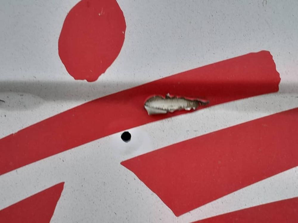 Véhicule MSF touché par des impacts de balles.