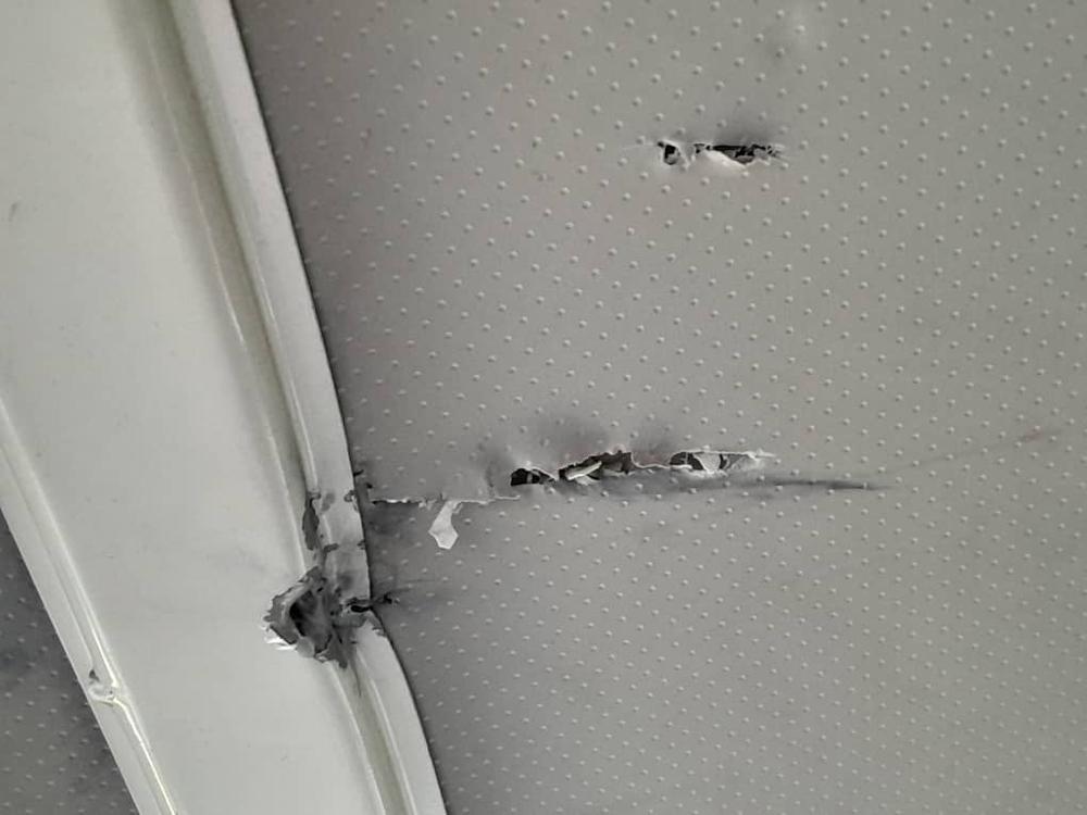 Impact de balle à l'intérieur d'un véhicule MSF.