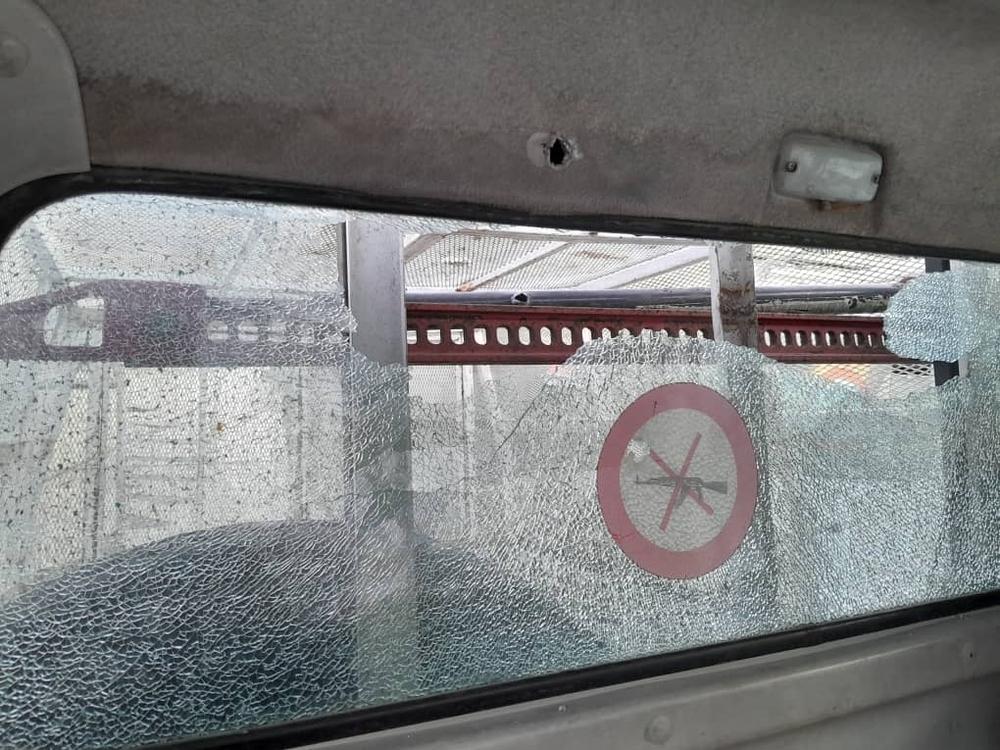 Des véhicules MSF touchés par des tirs de balles. 