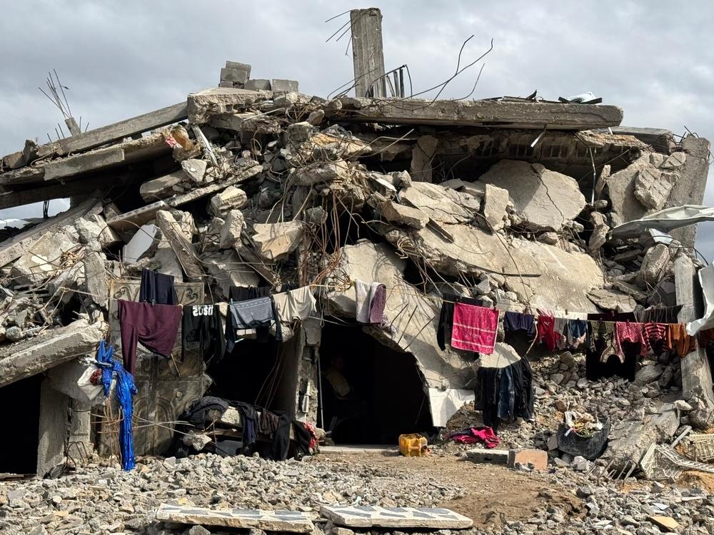 Une famille palestinienne a installé un endroit sur les décombres de sa maison détruite pour vivre dans la ville de Beit Lahia, au nord de la bande de Gaza.