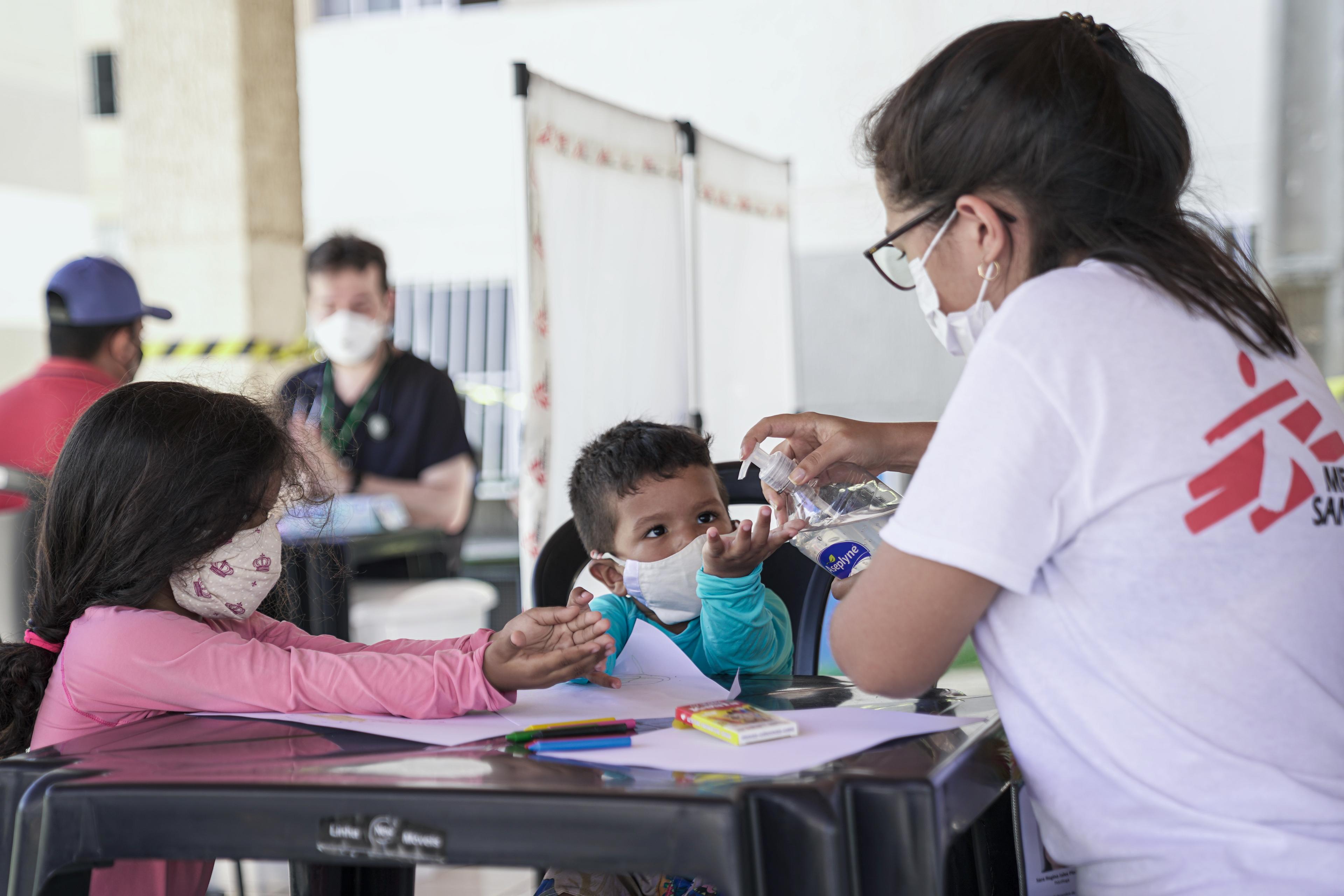 Lors des activités des cliniques mobiles MSF dans le territoire de Grande Bom Jardim et dans le quartier de José Walter, à Fortaleza, MSF a mené des activités de promotion de la santé et a offert un soutien en santé mentale. © Mariana Abdalla/MSF