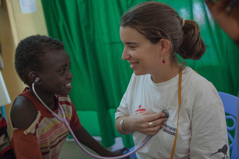 Enfant et soignant MSF