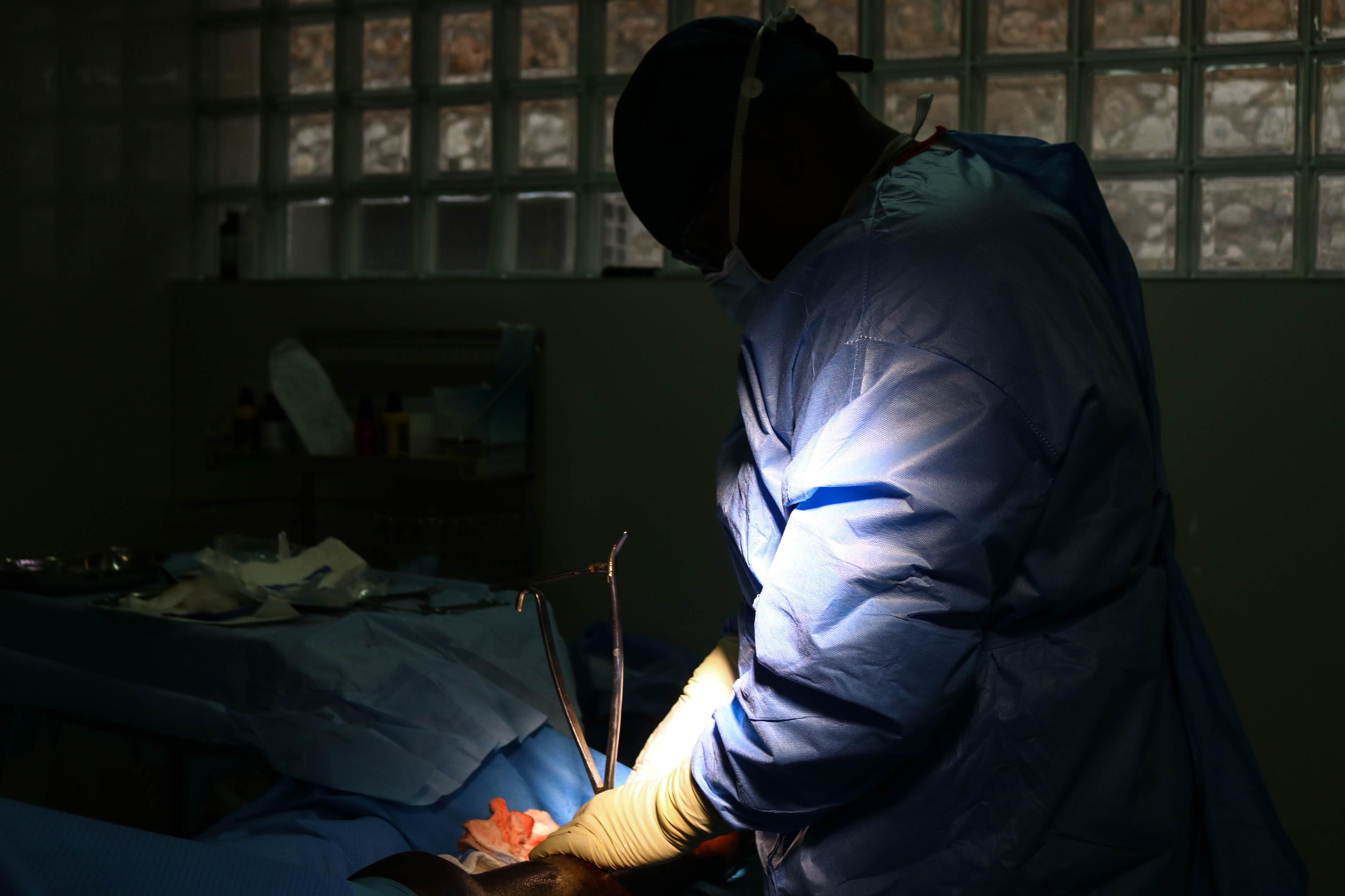 Une équipe médicale MSF réalisant une opération chirurgicale. ©Steven Aristil 