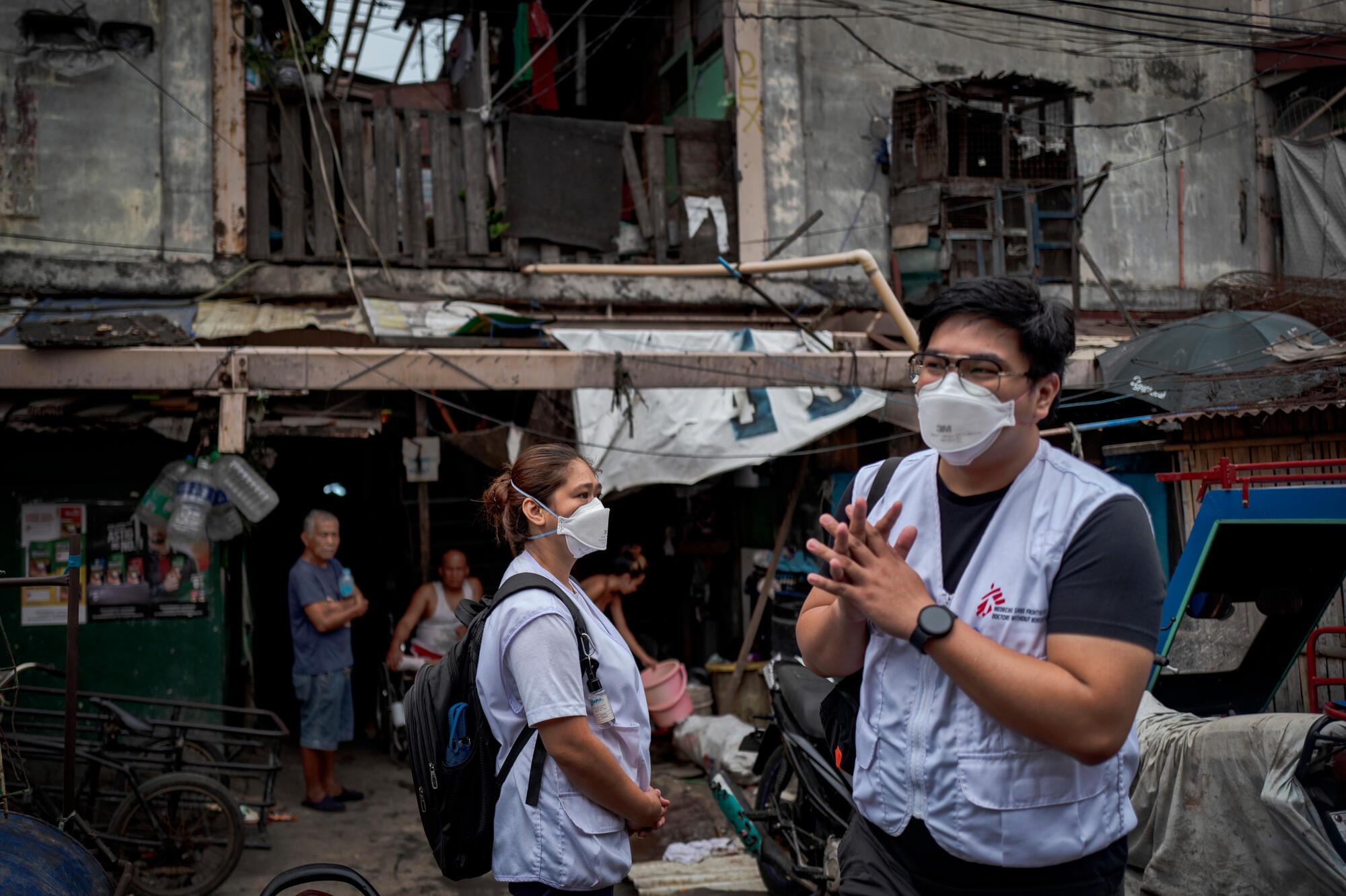 Une équipe MSF effectue la recherche des contacts des foyers où des cas de tuberculose ont été confirmés, dans le quartier d'Aroma à Tondo. Manille, Philippines, mars 2023.