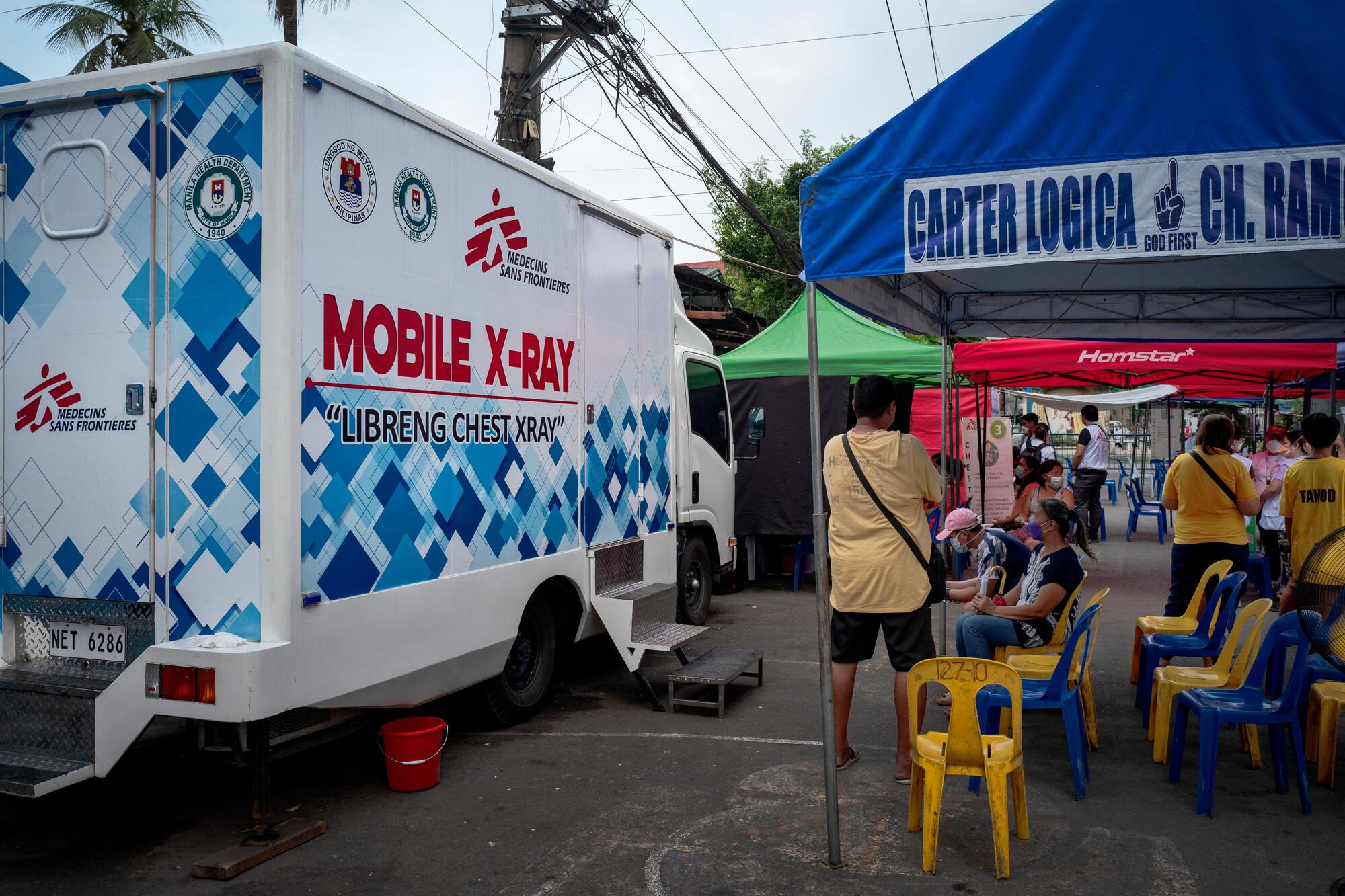 Des résidents font la queue pour un dépistage radiologique dans l'un des centres de dépistage actif de la tuberculose de MSF à Tondo, Manille.
