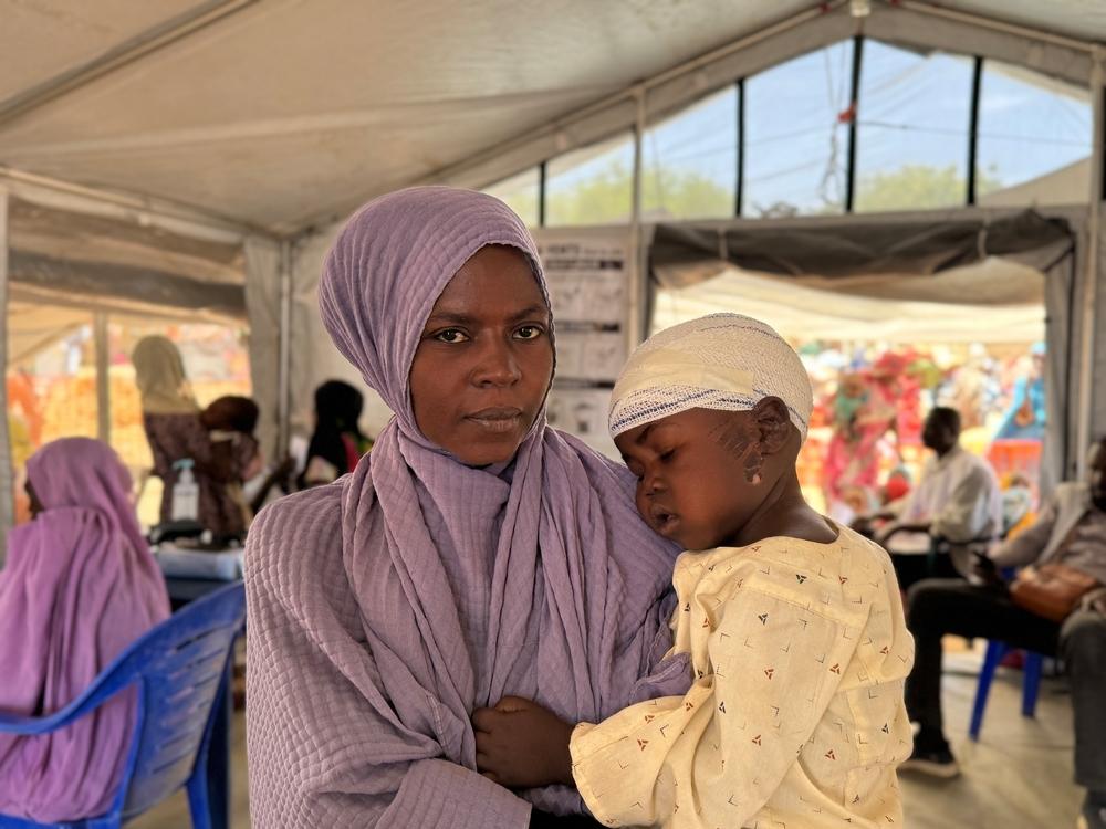 Mariam tient Adam dans ses bras, au poste de santé MSF de Tawila Umda.
