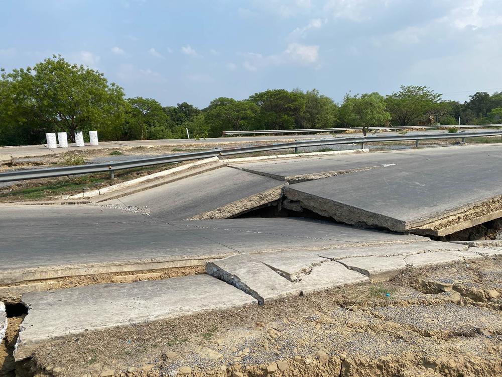 La route express reliant Mandalay à Sagaing a été fissurée par le tremblement de terre du 28 mars 2025 et certaines parties sont désormais inutilisables.