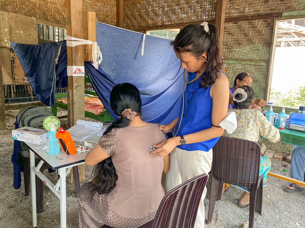 Le Dr Zar Zar Lin Aung en consultation avec un patient au camp BoneO, dans la région de Mandalay.