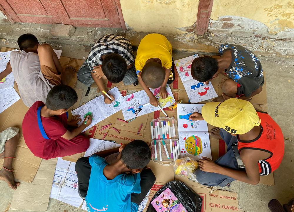 Une séance de santé mentale pour les enfants : dessiner en groupe, reconnaître la créativité et les efforts de chacun.