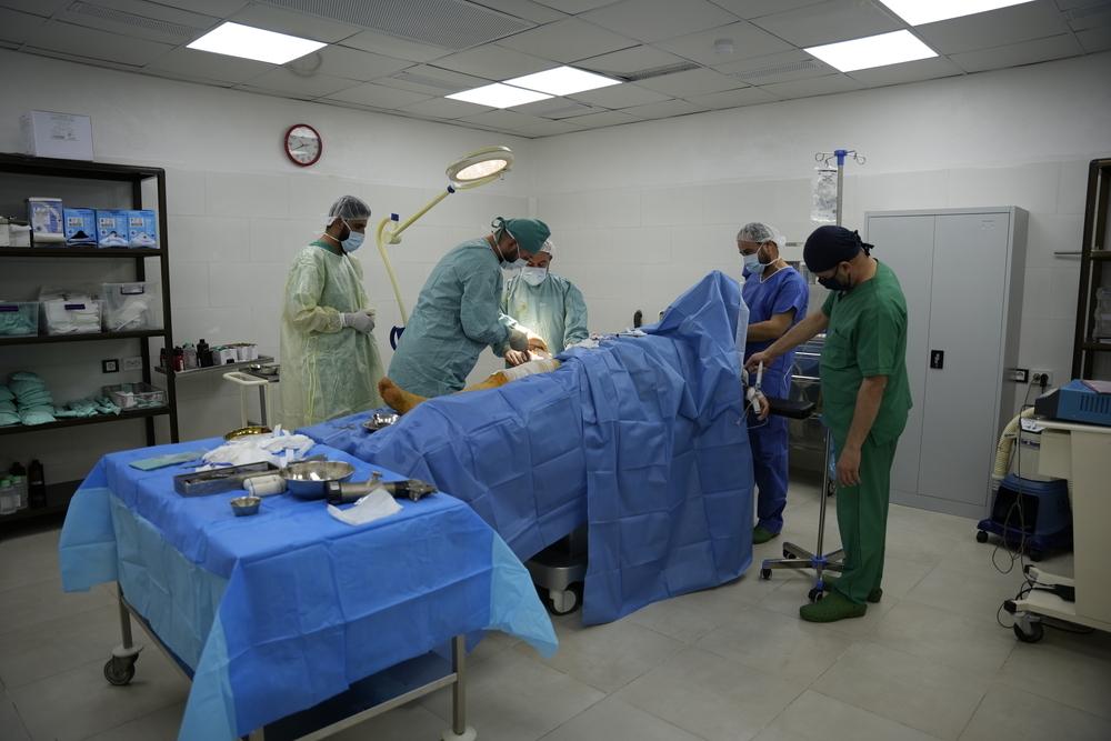 Des chirurgiens de MSF opèrent un patient brûlé dans la salle d'opération de l'hôpital MSF d'Atmeh, dans le nord-ouest de la Syrie.