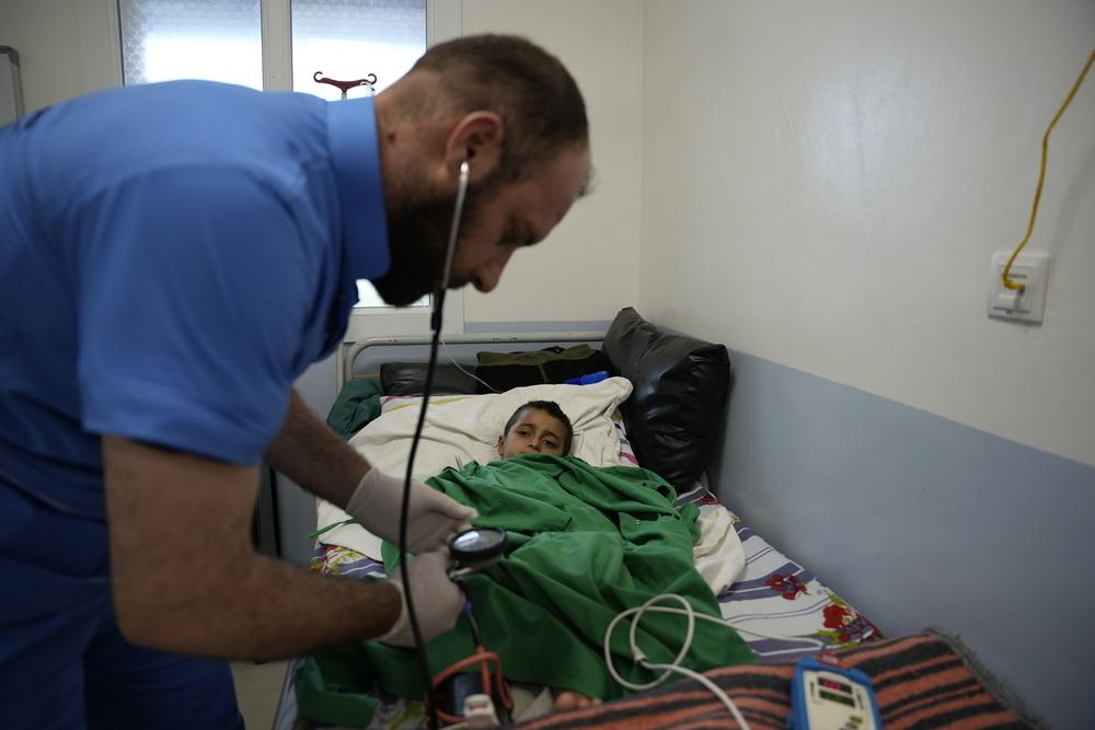 Un médecin MSF en consultation avec un jeune patient brûlé à l'hôpital MSF d'Atmeh, dans le nord-ouest de la Syrie.