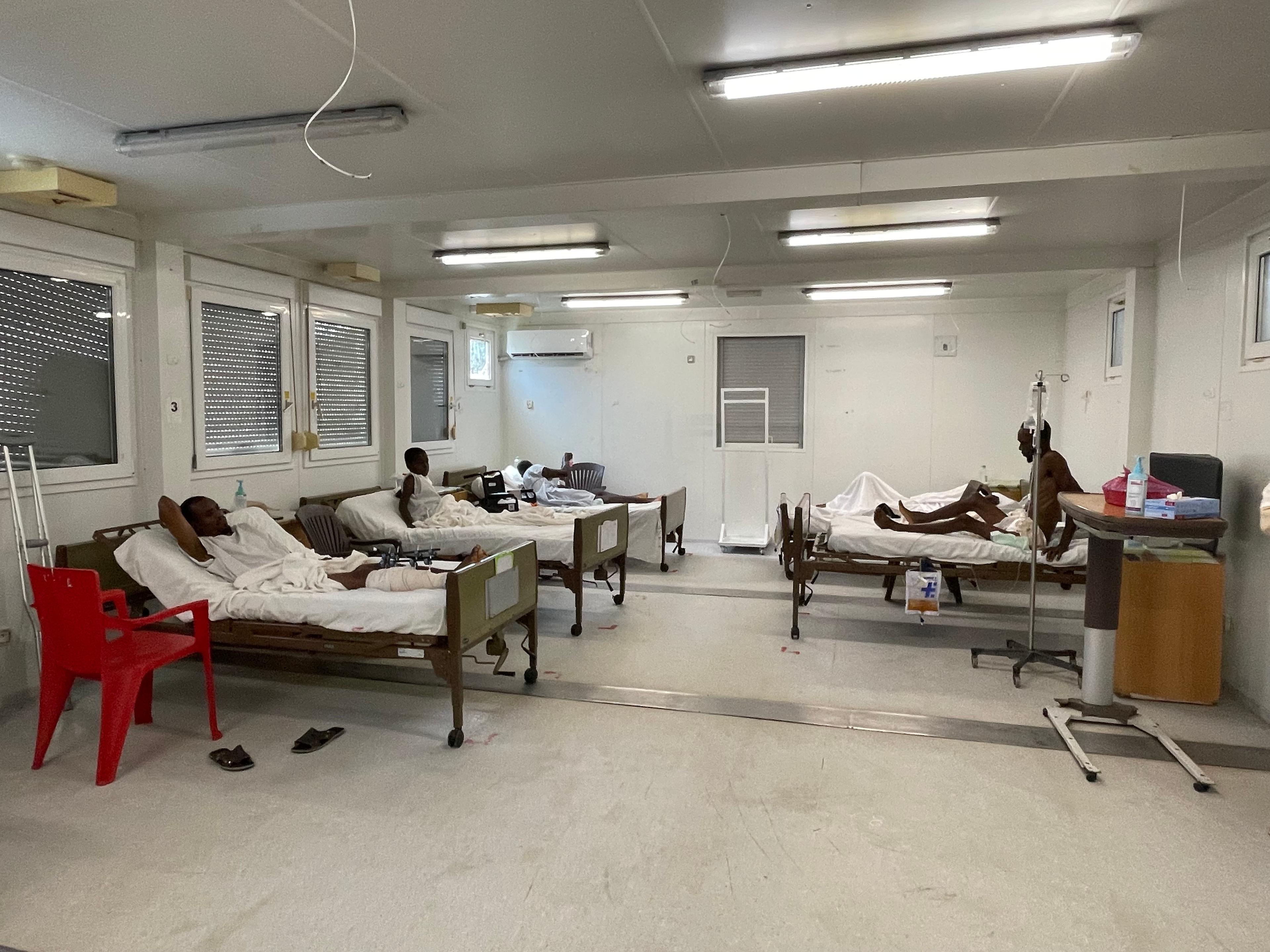 Une salle remplie de patients à l'hôpital MSF de Tabarre