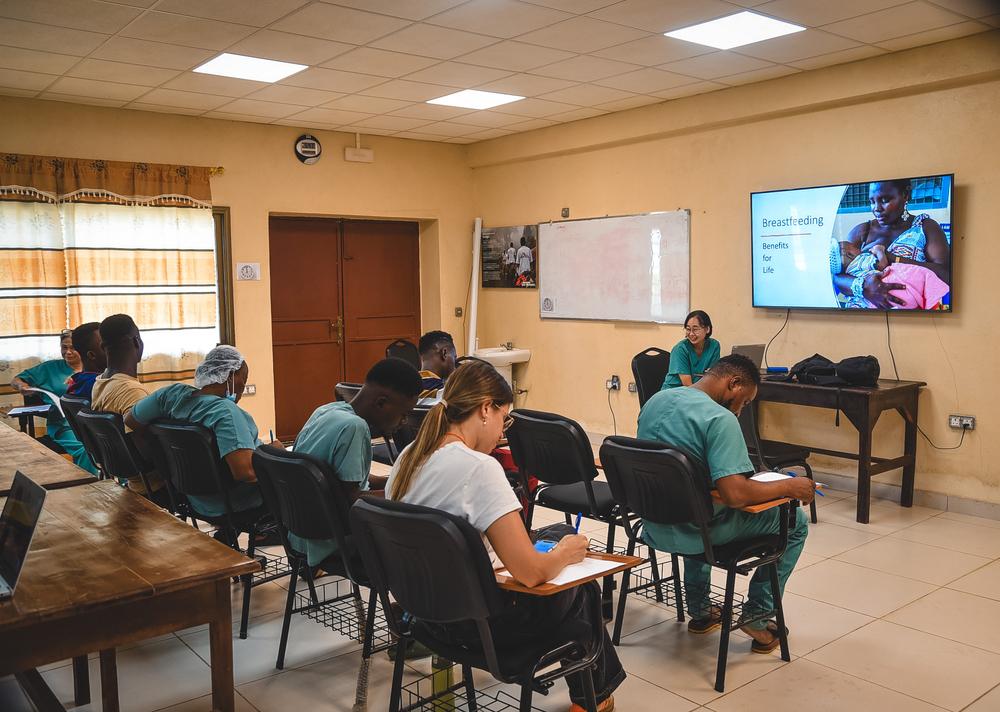 La pédiatre KiBae Hong donne une leçon sur les avantages de l'allaitement maternel aux apprenants lors d'une séance en classe à l'Académie MSF pour les soins de santé à Kenema, en Sierra Leone.